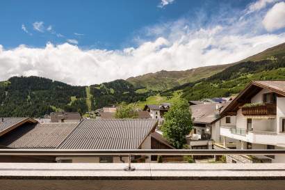 2_haus_schlatter_fiss_apartments_aussicht_sommer_andreas.jpg