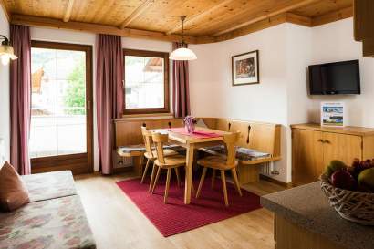 4_haus_schlatter_fiss_apartments_essraum_andreas.jpg